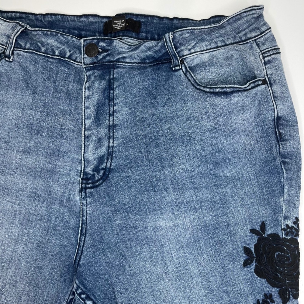 Forever 21+ Women Plus Size 16 Floral Embroidered Skinny Jeans Medium Wash Denim